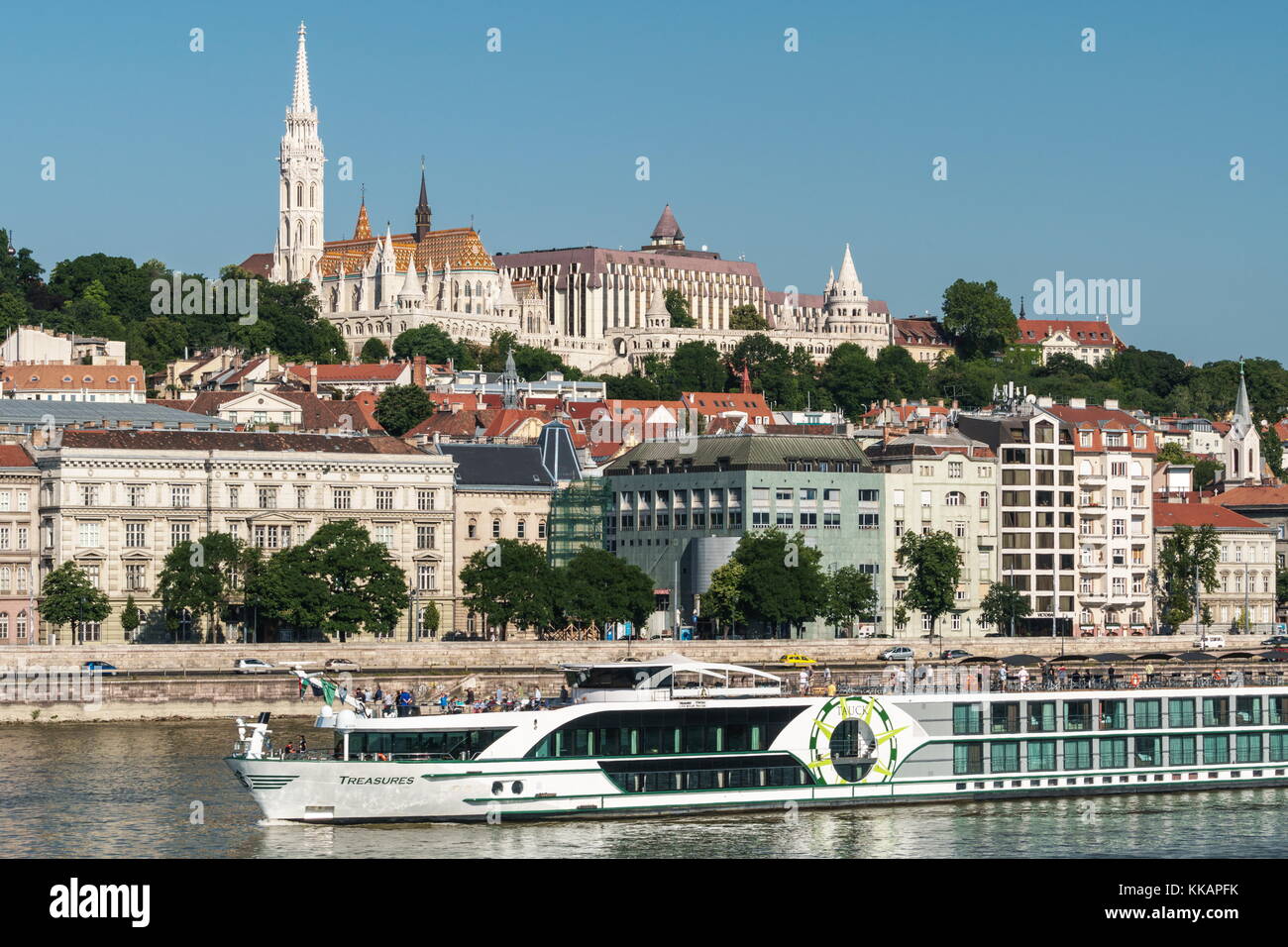 Collina del castello con la chiesa di Mattia e il Bastione dei pescatori, patrimonio dell'umanità dell'UNESCO, con nave da crociera, Budapest, Ungheria, Europa Foto Stock