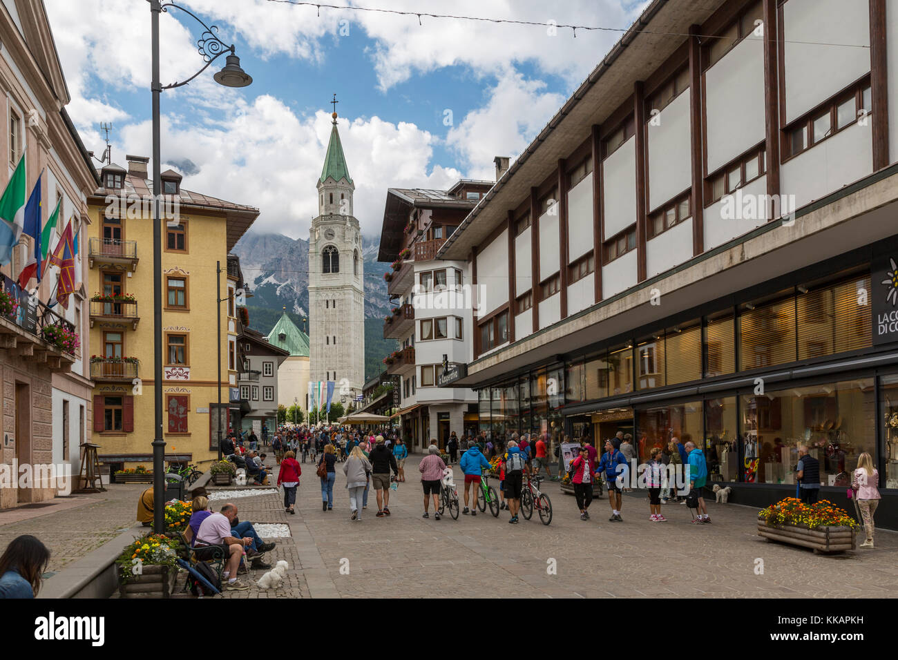Veduta del Parrocchiale SS Filippo e Giacomo e della zona commerciale, Cortina d'Ampezzo, Alto Adige, Dolomiti italiane, Italia, Europa Foto Stock