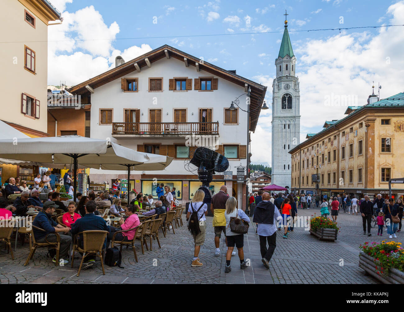 Veduta del Parrocchiale SS Filippo e Giacomo e della zona commerciale, Cortina d'Ampezzo, Alto Adige, Dolomiti italiane, Italia, Europa Foto Stock