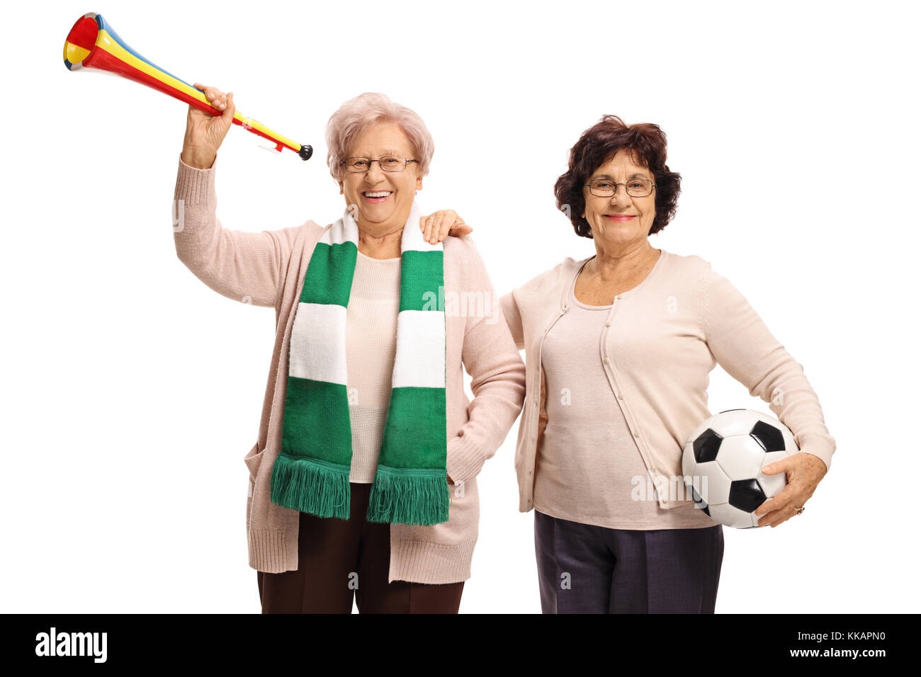Anziani appassionati di calcio con un calcio e una tromba isolati su sfondo bianco Foto Stock