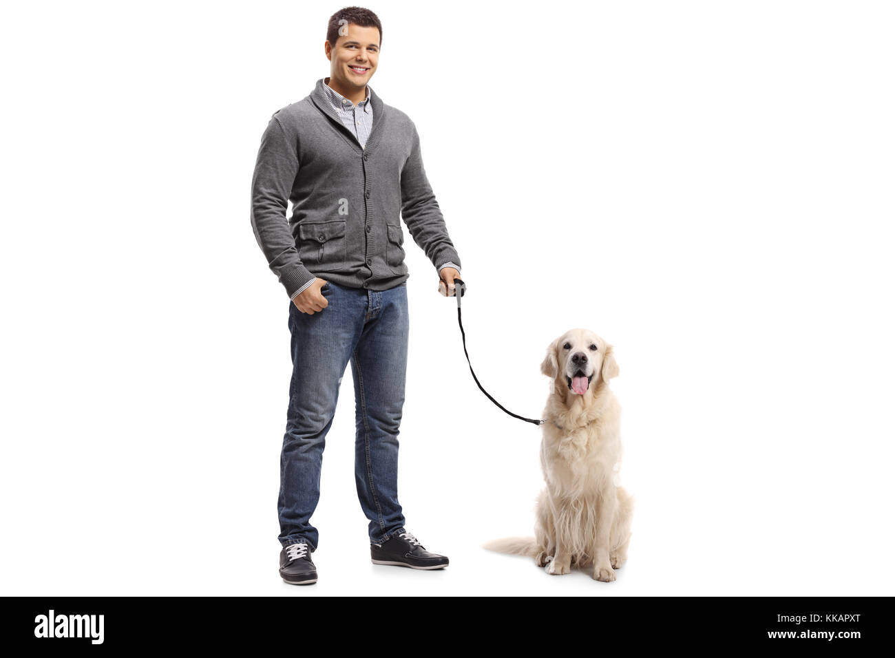 A piena lunghezza Ritratto di un ragazzo con un labrador retriever cane isolato su sfondo bianco Foto Stock