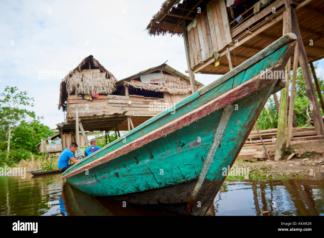 Ripresa ad angolo basso del battello fluviale nel fiume Nanay, vicino a Iquitos, Perù, Sud America Foto Stock