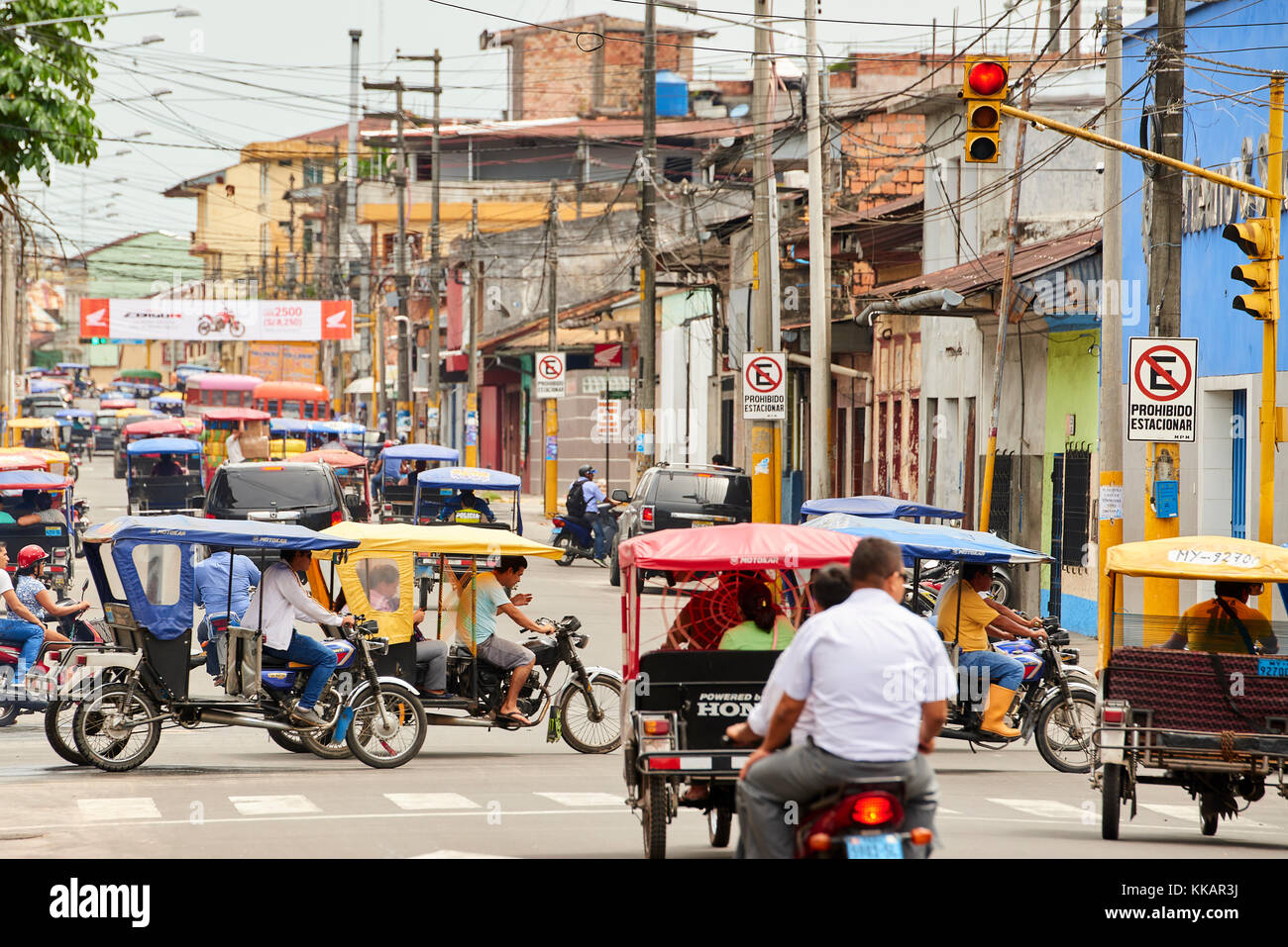 Mototaxi in una strada trafficata a Iquitos, Perù, Sud America Foto Stock