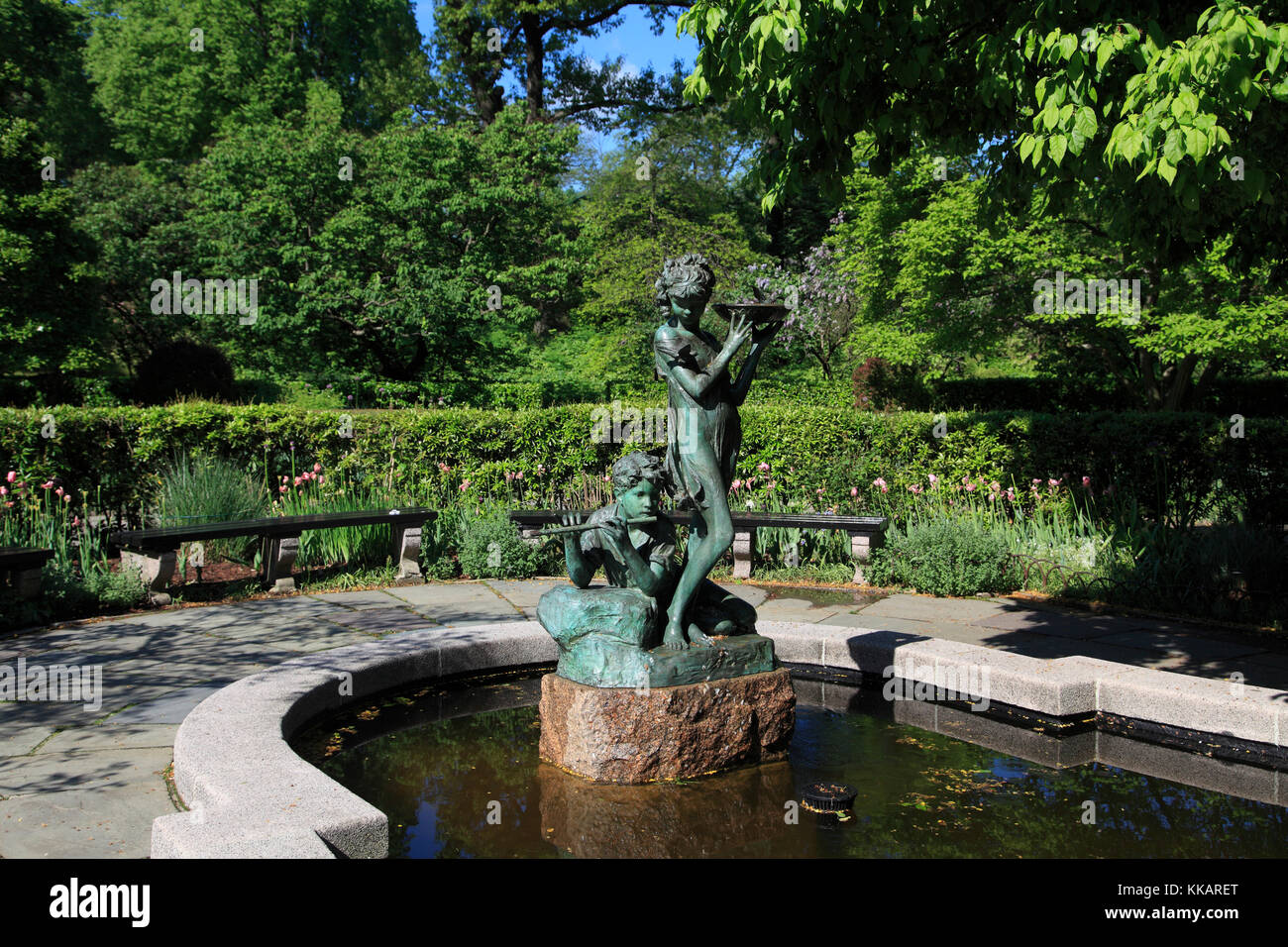 Secret Garden Fountain, dedicata all'autrice Frances Hodgson Burnett, Conservatory Garden, Central Park, Manhattan, New York, Stati Uniti Nord America Foto Stock