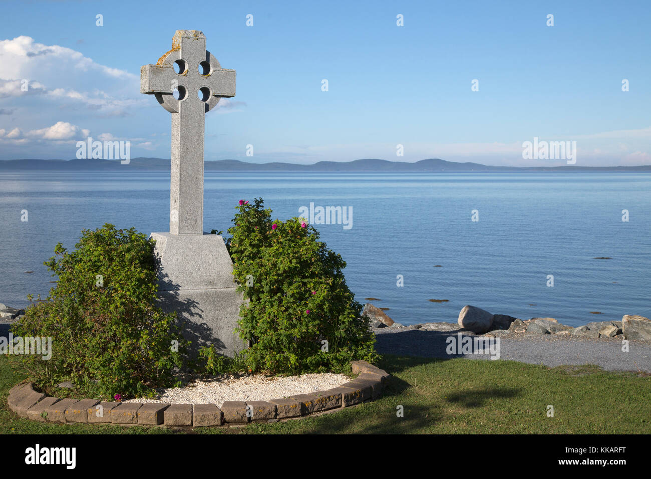 Croce celtica, un punto di riferimento di pietra affacciato sulla Baia di Passamaquoddy, st. Andrews dal mare in New Brunswick, Canada, America del nord Foto Stock
