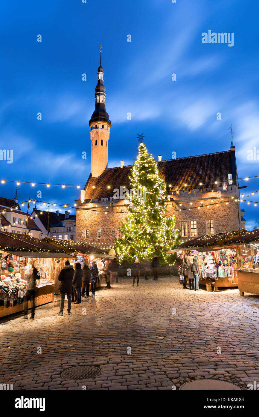 Mercatino di Natale in piazza del municipio (Raekoja plats) e il municipio,  centro storico, patrimonio mondiale dell UNESCO, Tallinn, Estonia, europa  Foto stock - Alamy