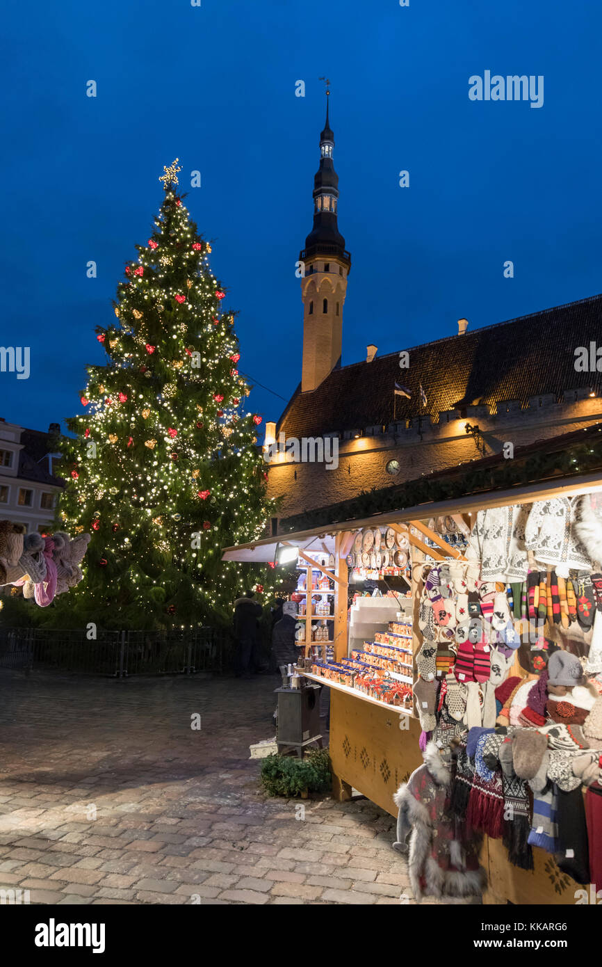 Mercatino di Natale nella Piazza del Municipio (Raekoja Plats) e il Municipio, la città Vecchia, sito Patrimonio dell'Umanità dell'UNESCO, Tallinn, Estonia, Europa Foto Stock