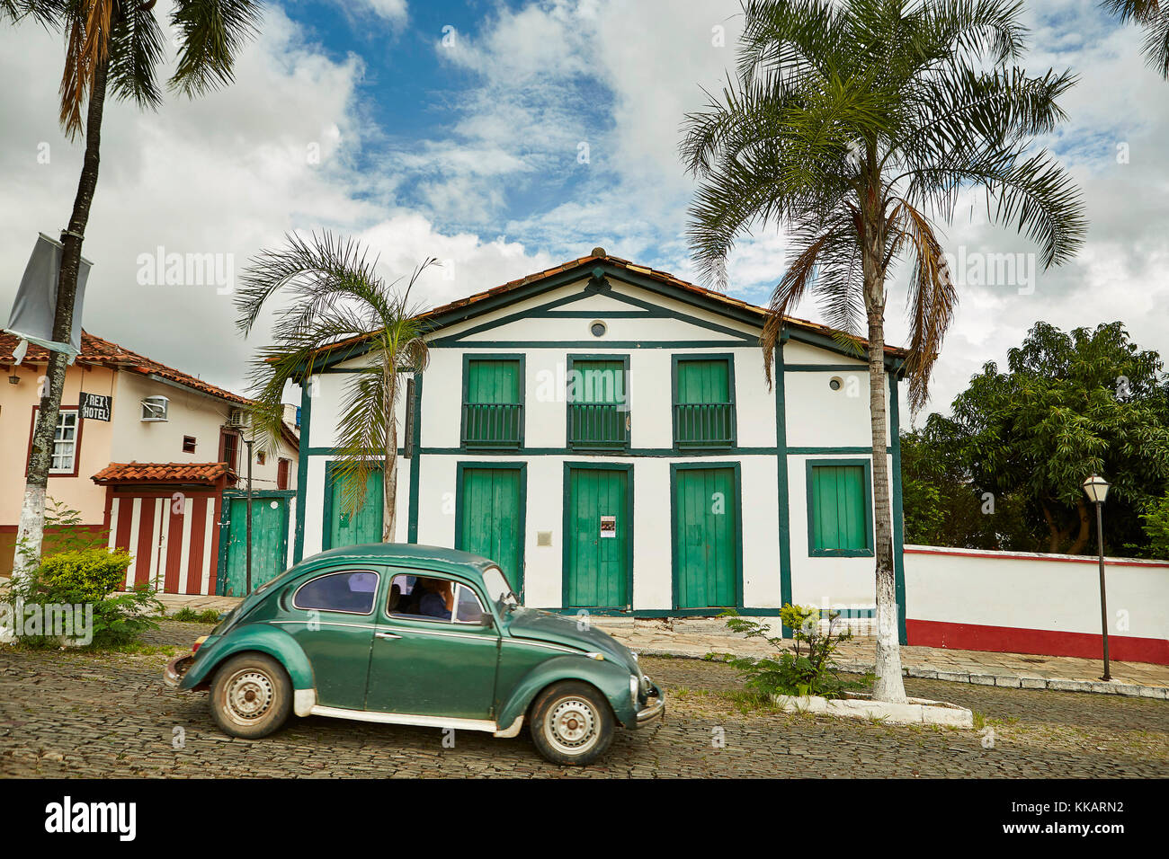 Architettura coloniale nella città vecchia con l'iconica VW Beetle car, Pirenopolis, stato di Goias, Brasile, Sud America Foto Stock