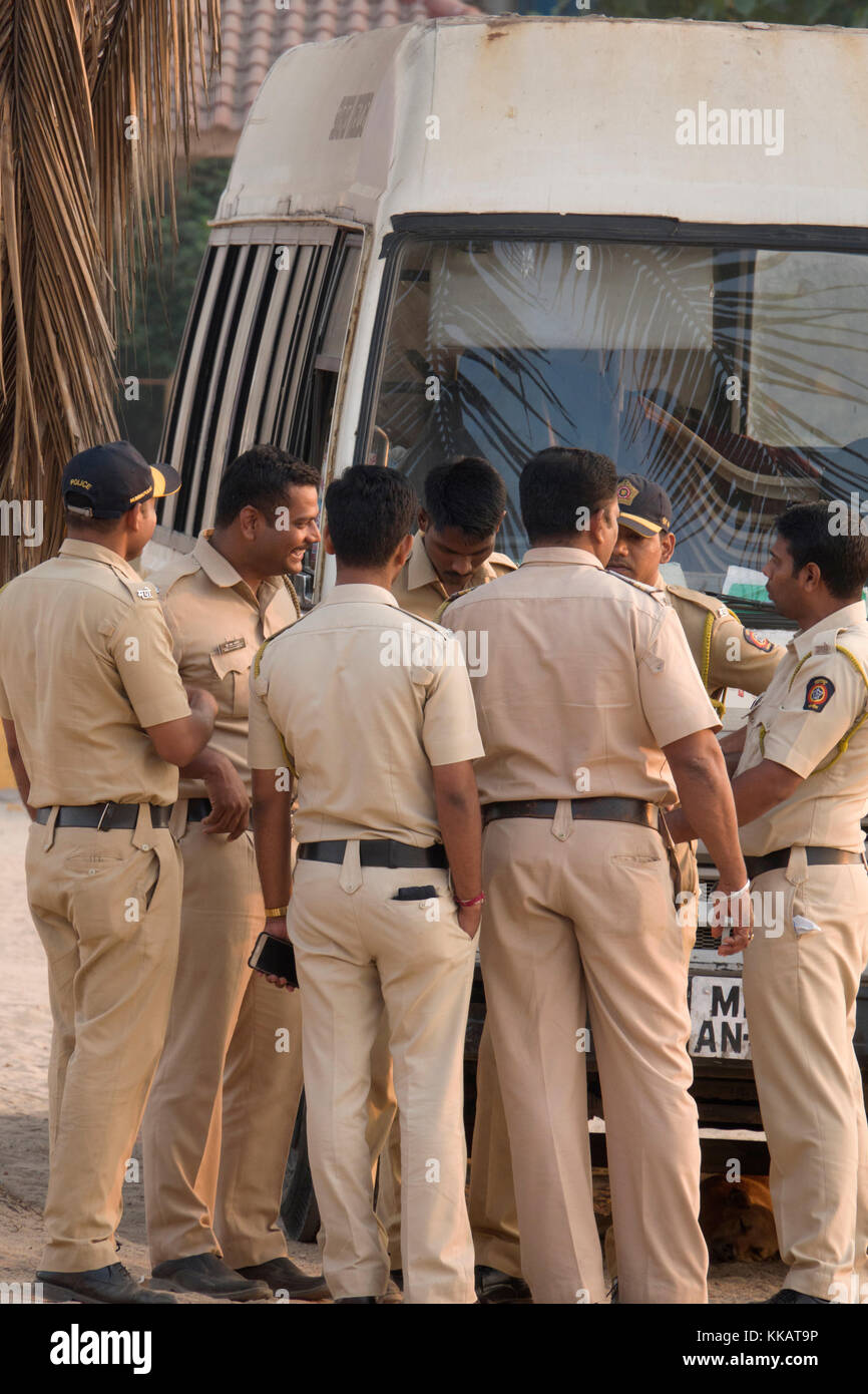 Gruppo di polizia indiana a Juhu Beach, Mumbai Foto Stock