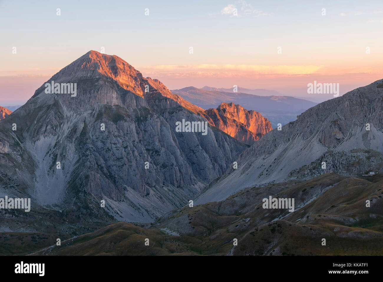 Sunrise sui monti del Gran Sasso e Monti della Laga Parco Nazionale d'Abruzzo, Italia, Europa Foto Stock