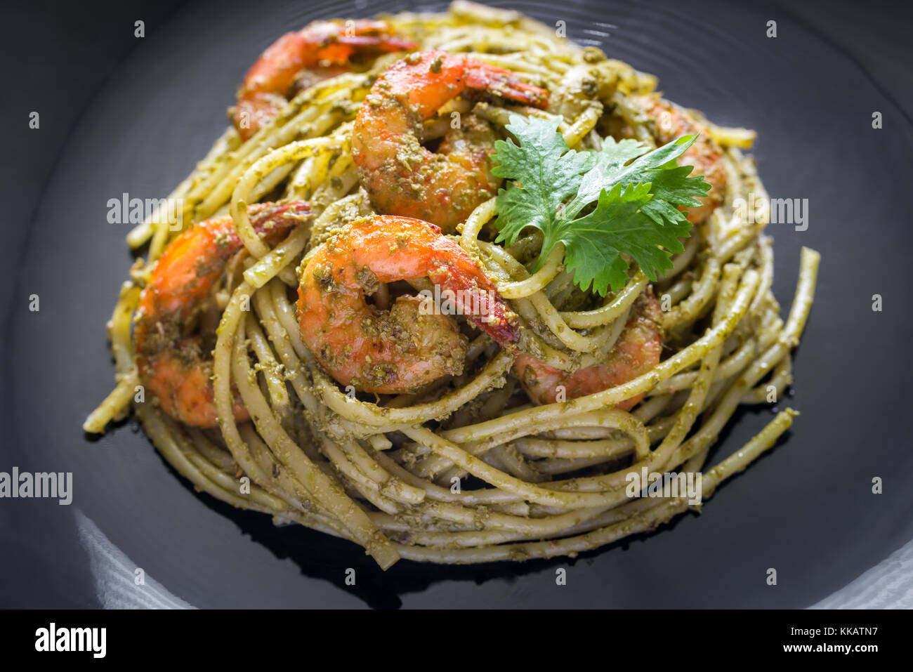 Pasta con gamberi e pesto Foto Stock