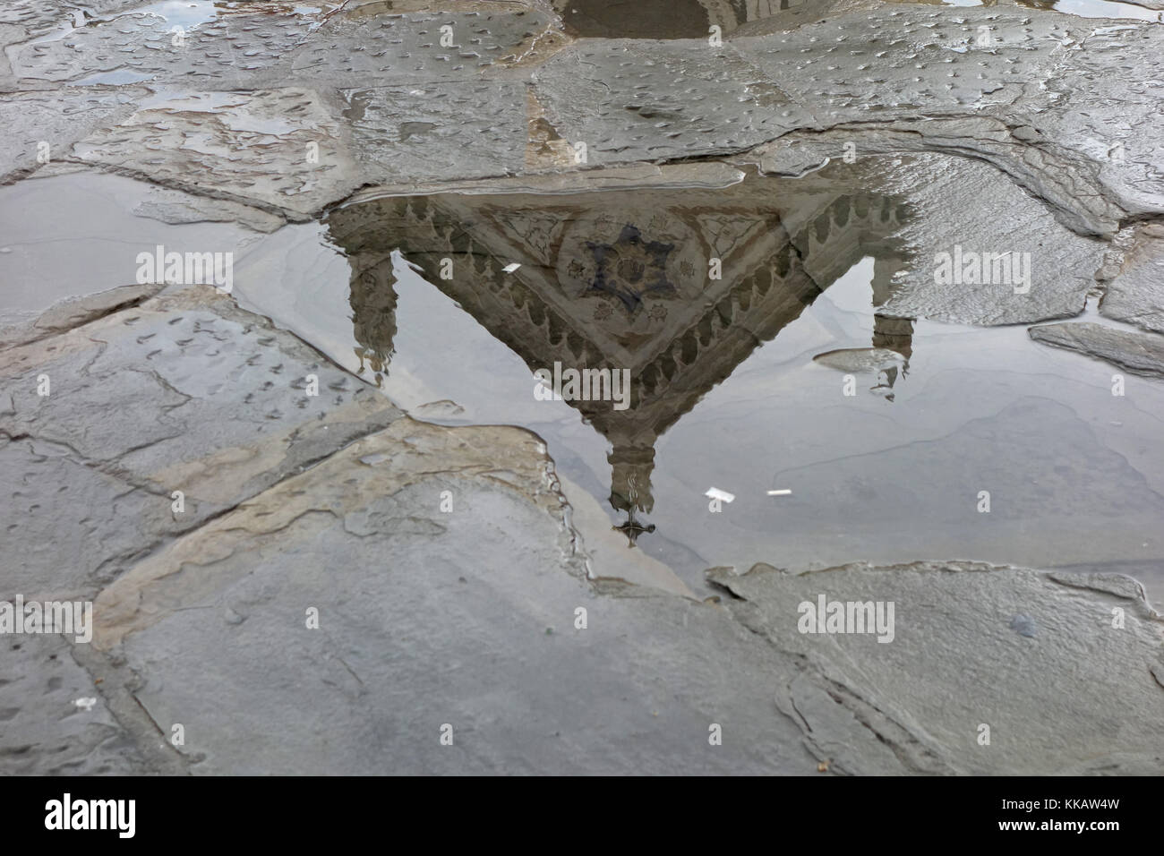 Basilica di Santa Croce riflessione in un pudddle, Firenze , Italia Foto Stock