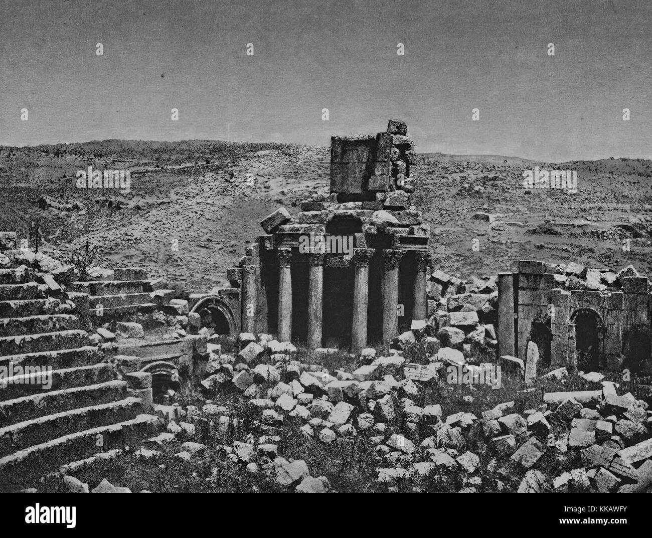 Le rovine della porzione romano della città di Jerash, strutture parziali e le colonne sono in piedi mentre i grandi blocchi di pietra cucciolata il terreno, Giordania, 1874. Dalla Biblioteca Pubblica di New York. Foto Stock