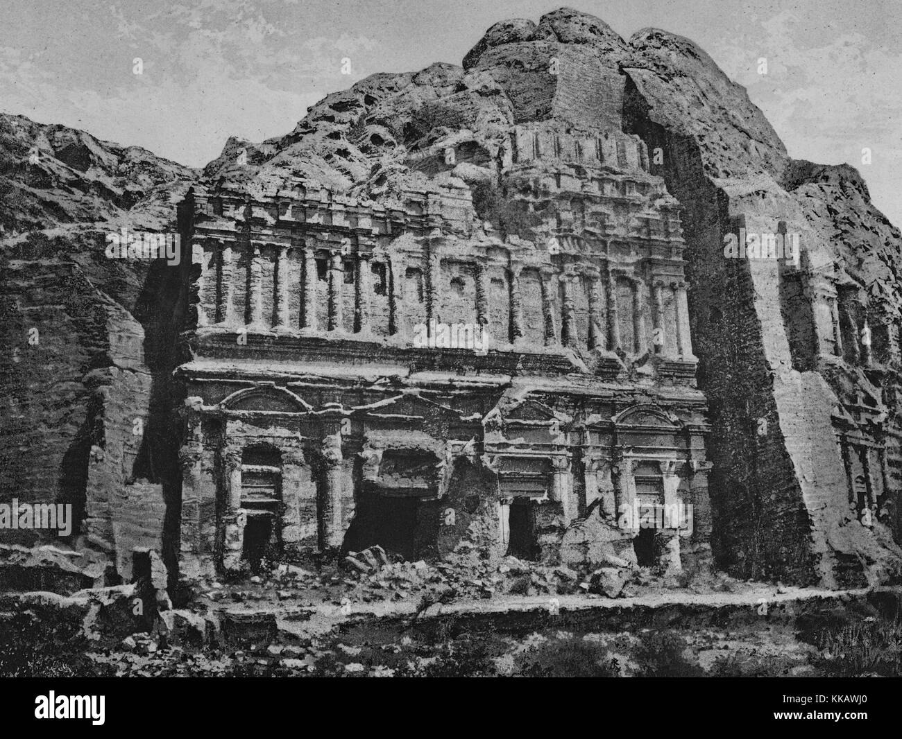 Una fotografia del rock-cut architettura della città di Petra, che era la capitale di arabo Nabataeans, è pensato per essere stata istituita come presto come 312 BC ma non era noto al mondo occidentale fino al 1812, Ma'an Governatorato, Giordania. 1874. Dalla Biblioteca Pubblica di New York. Foto Stock