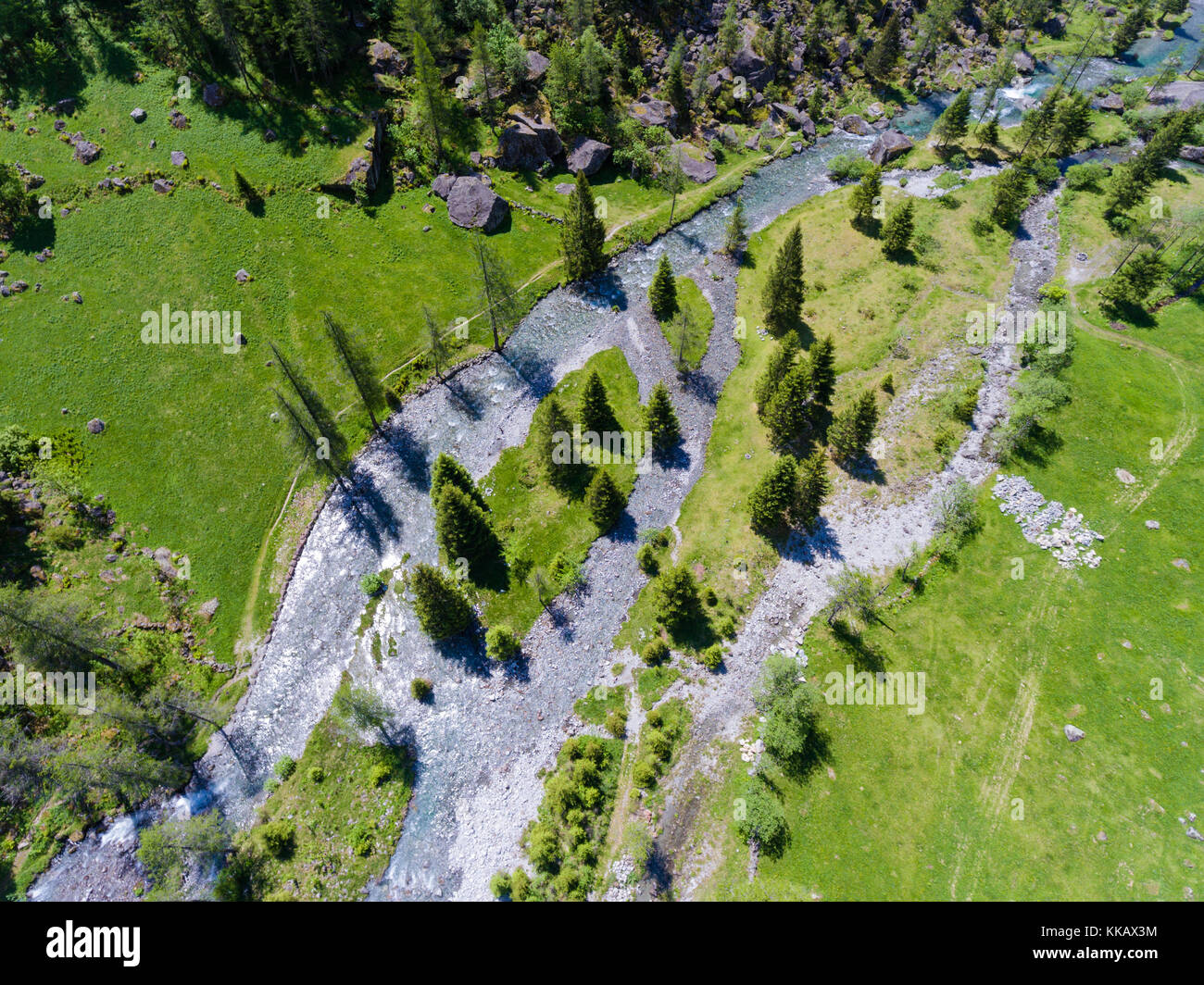 La foresta e il fiume in Val di Mello - Riserva naturale in Valtellina Foto Stock