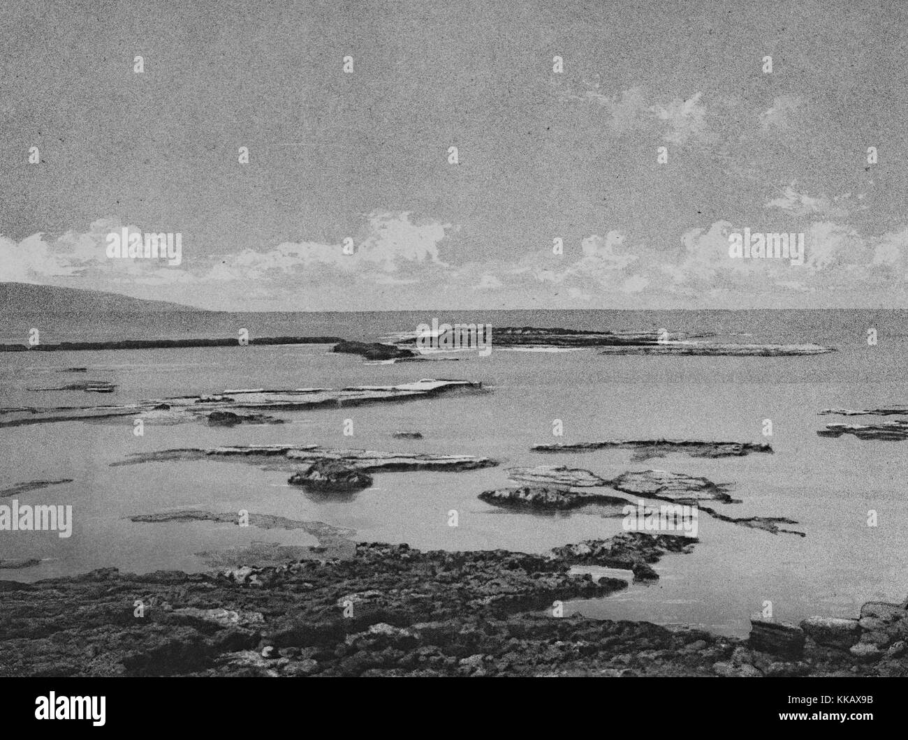 Fotografia in bianco e nero di una costa rocciosa, nuvole e grandi dune in background, con la dizione "Tyr, brise-lames du Port Egyptien', pneumatico, Libano, 1874. Dalla Biblioteca Pubblica di New York. Foto Stock
