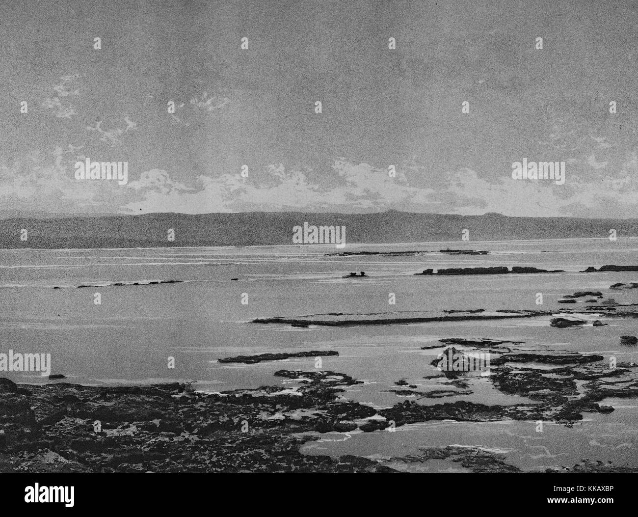 Fotografia in bianco e nero di una costa rocciosa, nuvole e terra di massa in background, con la dizione "Tyr, brise-lames du Port Egyptien', pneumatico, Libano, 1874. Dalla Biblioteca Pubblica di New York. Foto Stock