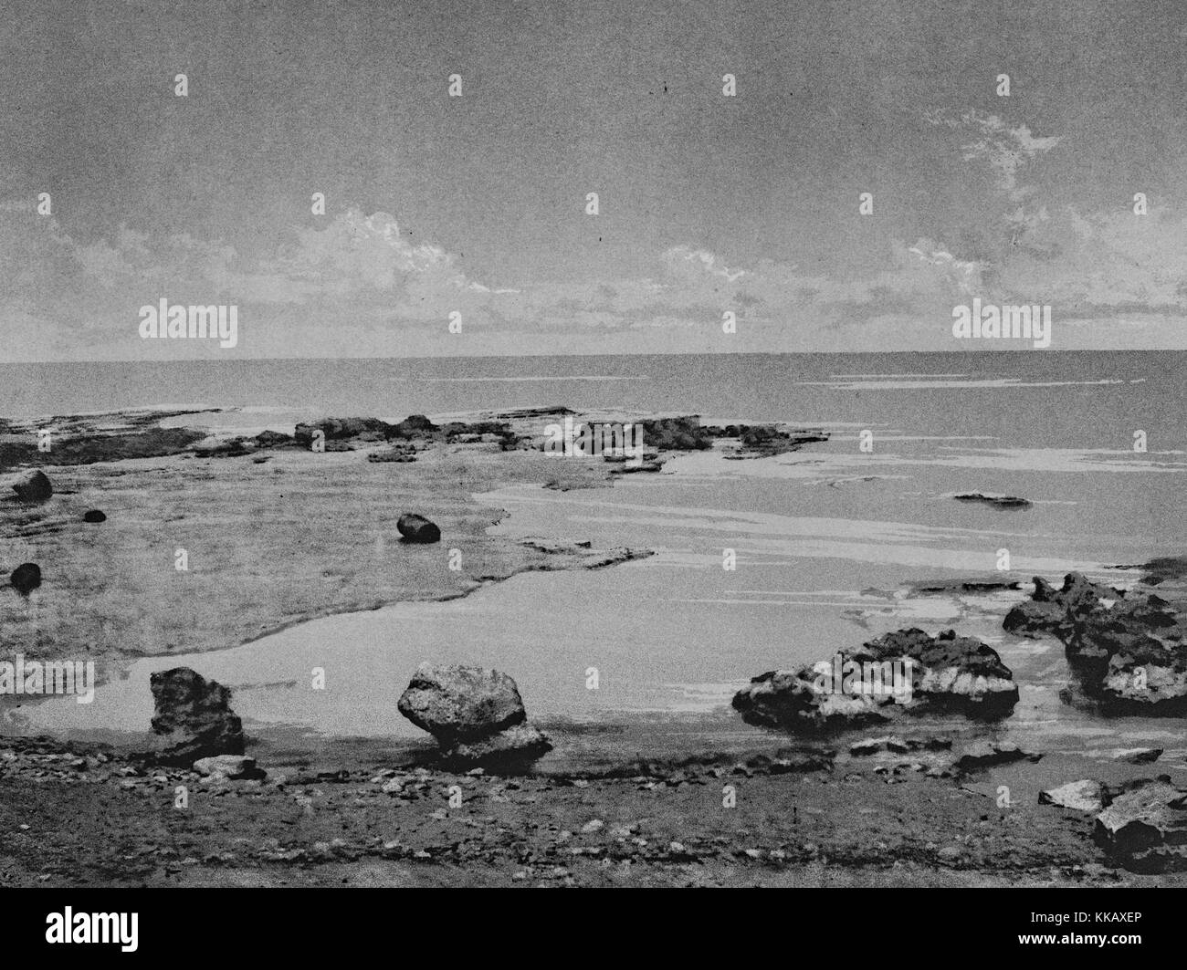 Fotografia in bianco e nero di una costa rocciosa, Mare mediterraneo in background, con la dizione "Port de Tyr, rochers A la Pointe nord' pneumatico, Libano, 1874. Dalla Biblioteca Pubblica di New York. Foto Stock