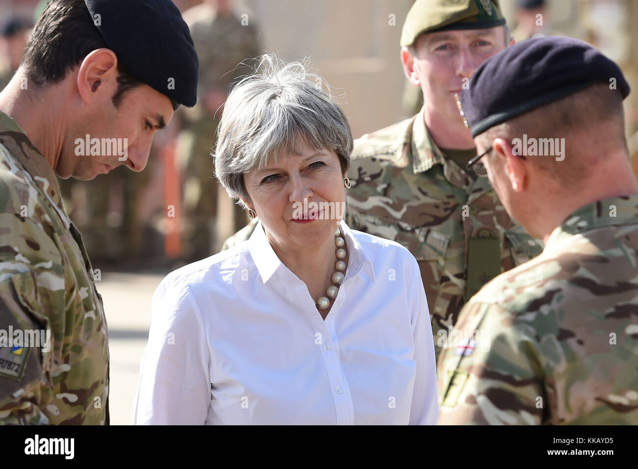 Il primo ministro Theresa Maggio soddisfa le truppe britanniche di formazione delle forze di sicurezza irachene a Camp Taji nei pressi di Baghdad, Iraq, durante la sua visita in Medio Oriente. Foto Stock
