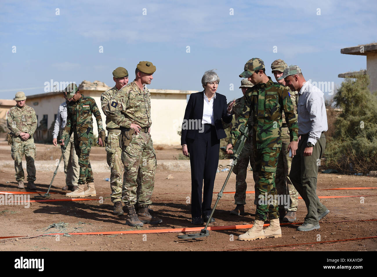Il primo ministro Theresa Maggio soddisfa le truppe britanniche di formazione delle forze di sicurezza irachene a Camp Taji nei pressi di Baghdad, Iraq, durante la sua visita in Medio Oriente. Foto Stock