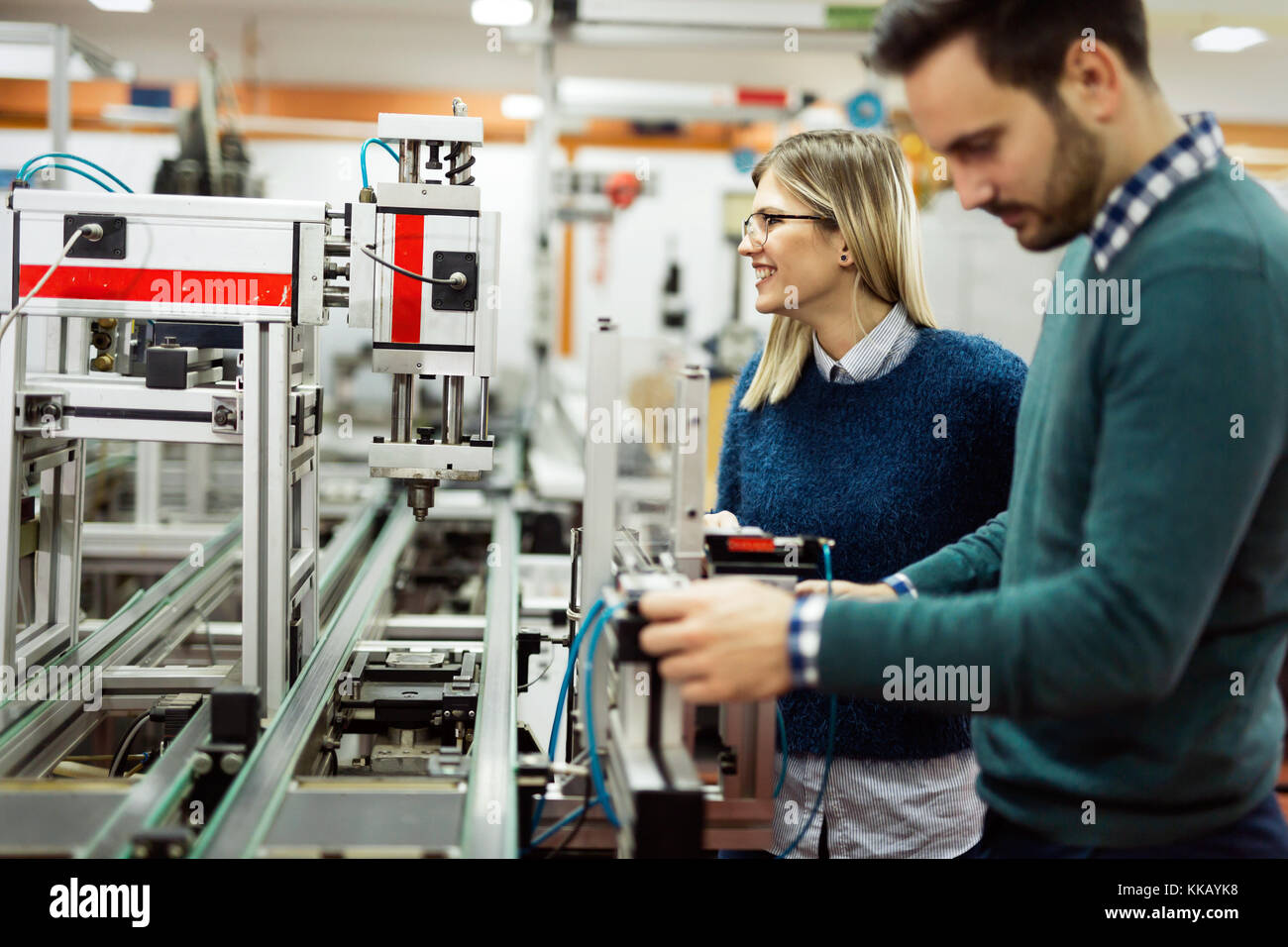 Giovani studenti attraenti della meccatronica lavorando sul progetto Foto Stock