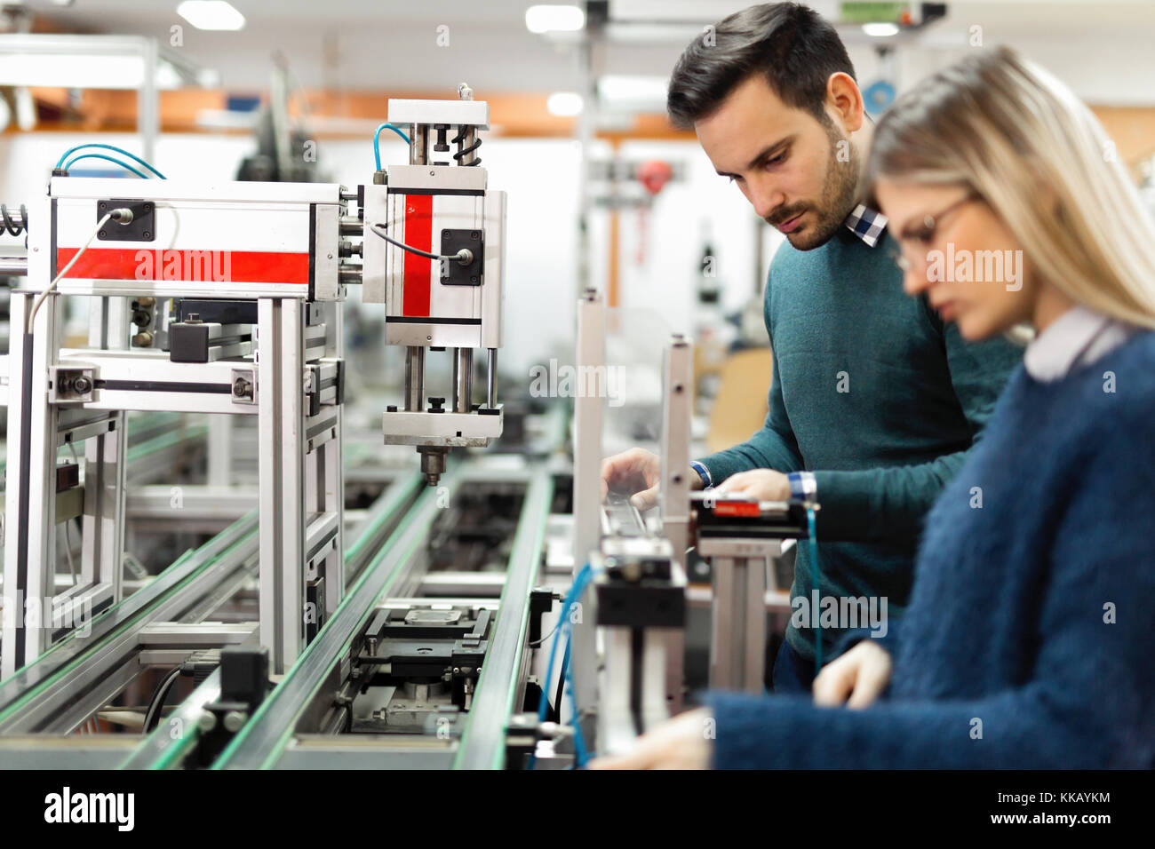 Giovani studenti attraenti della meccatronica lavorando sul progetto Foto Stock