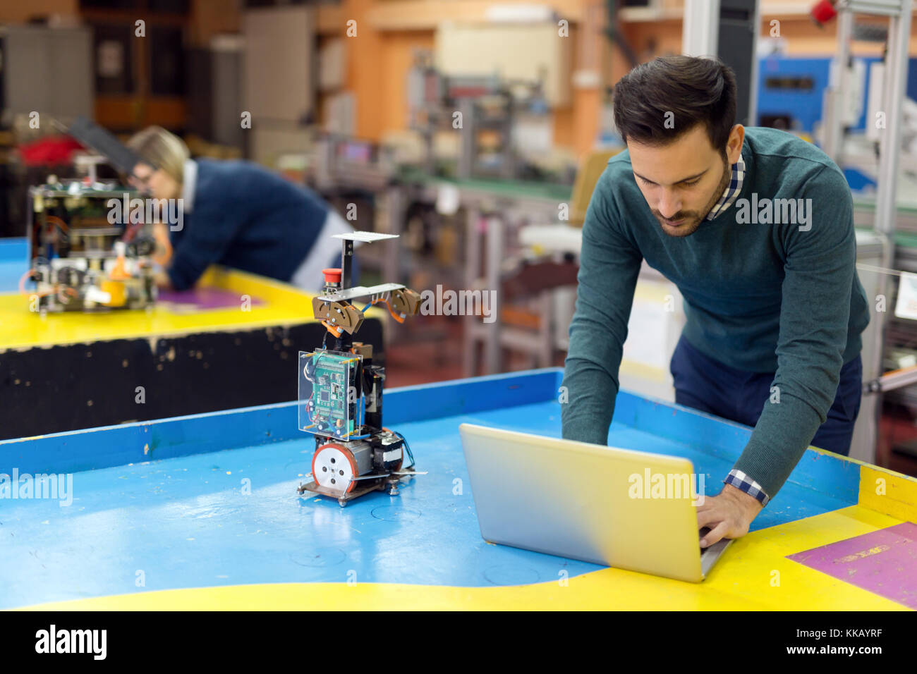 Giovane studente di meccatronica lavorando sul progetto Foto Stock