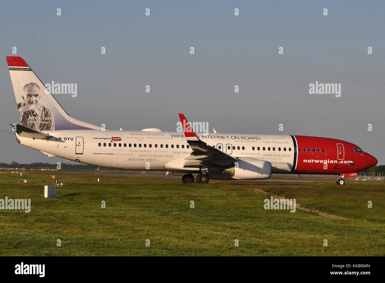 Norwegian Air international B737-800:(w) ln-dyu 'Jorn Utzon' 'wireless internet sul bordo" Foto Stock