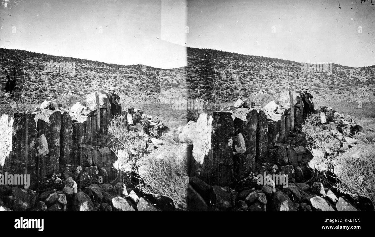 Stereografia delle rovine di Montezuma Canyon e due dipendenti USGS, San Juan County, Utah. Immagine cortesia USGS. 1875. Foto Stock