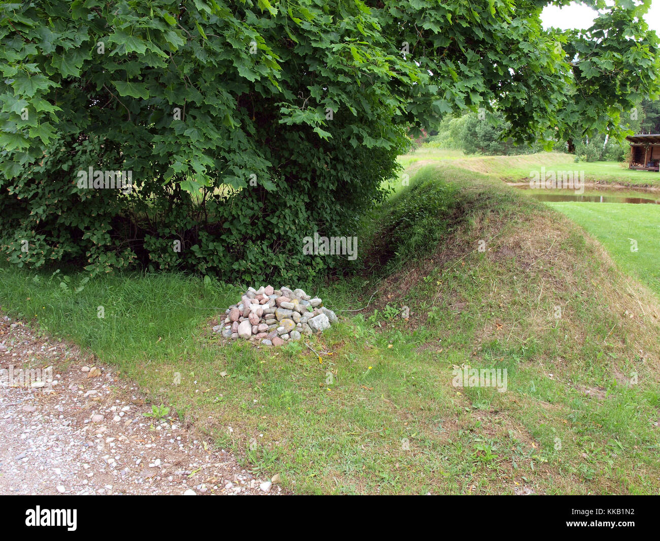 Pila di pietre come punto di riferimento privato sulla terra di confine Foto Stock