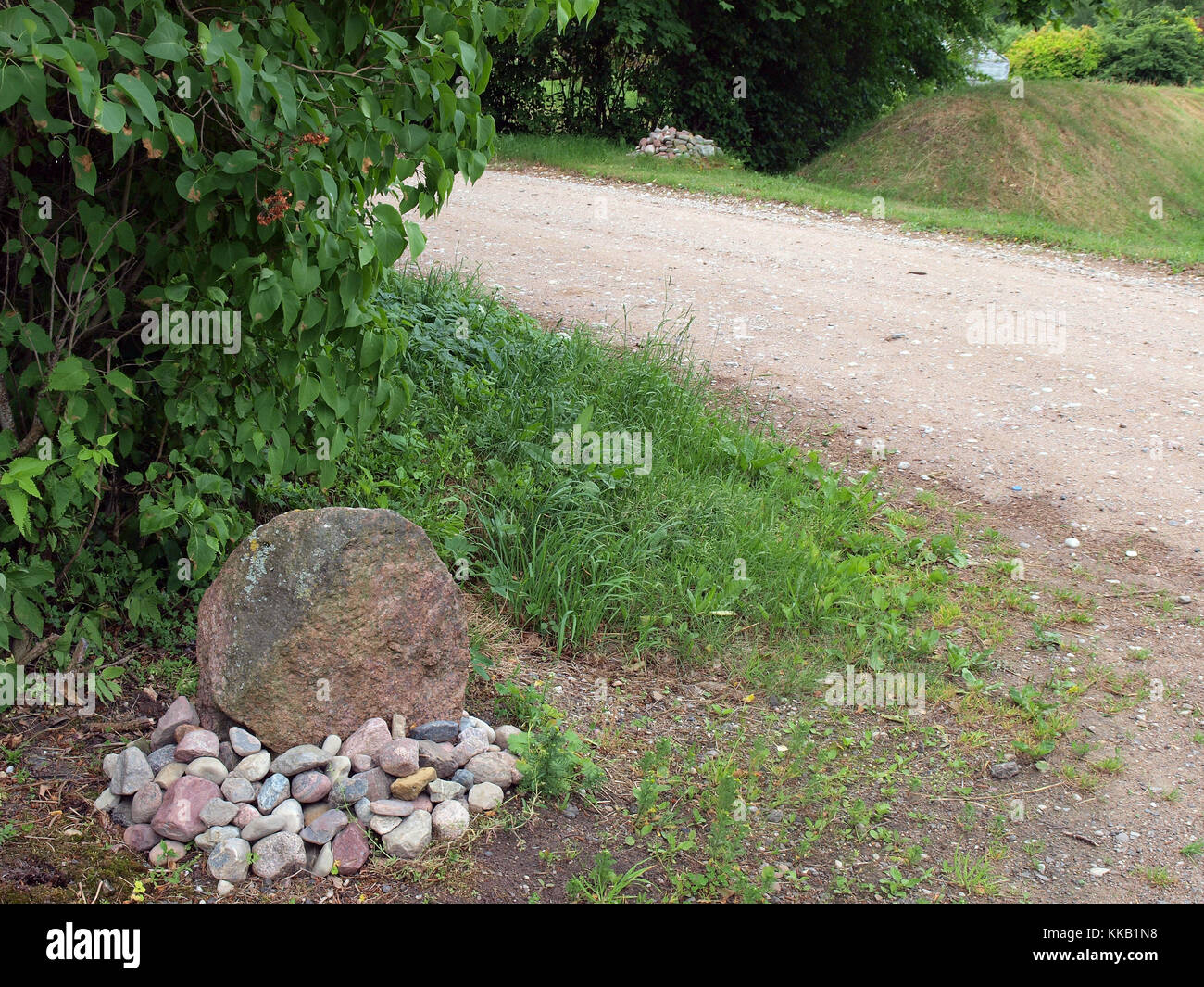 Pila di pietre come punto di riferimento privato sulla terra di confine Foto Stock