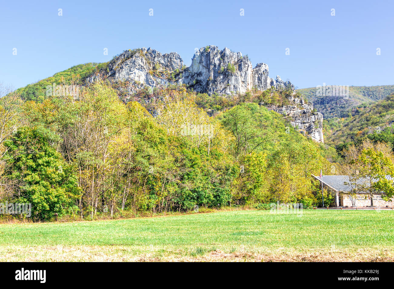 Vista di Seneca rocce dal centro visitatori durante l'autunno, giallo oro fogliame degli alberi nella foresta, prato erba di prato, edificio Foto Stock