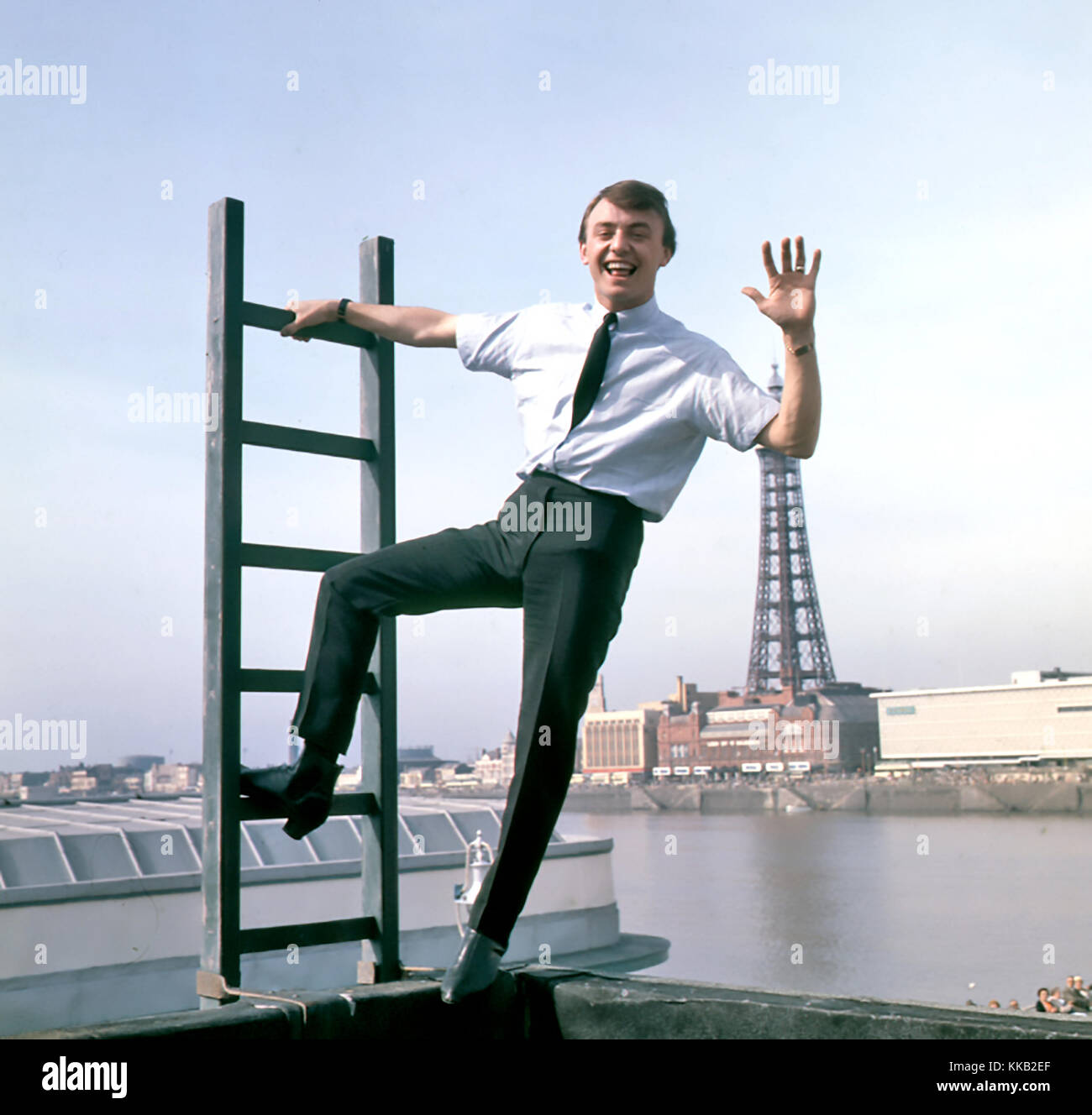 Gerry MARSDEN musicista pop britannico con la Blackpool Tower in background nel 1964. Foto Stock