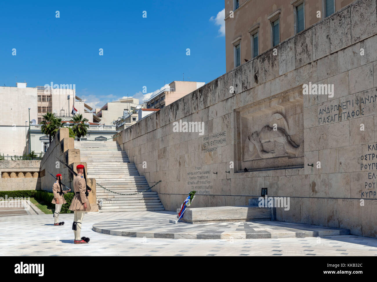 Evzones (guardia presidenziale) custodisce la tomba del milite ignoto di fronte al parlamento greco edificio, Piazza Syntagma, Atene, Grecia Foto Stock