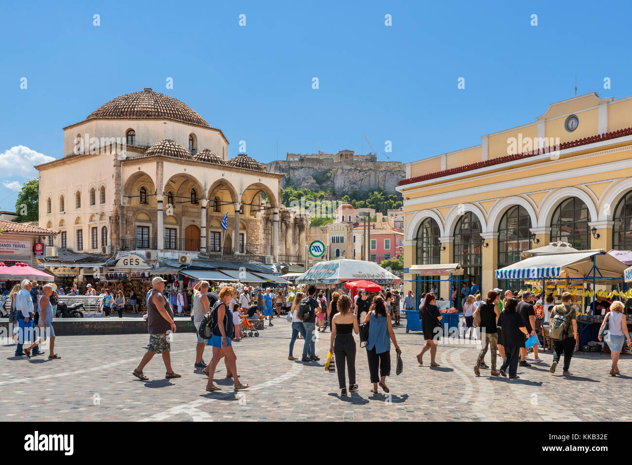 I negozi e il mercato delle pulci bancarelle in Piazza Monastiraki (Platia Monastirakiou) con l'Acropoli in distanza, Monastiraki, Atene, Grecia Foto Stock