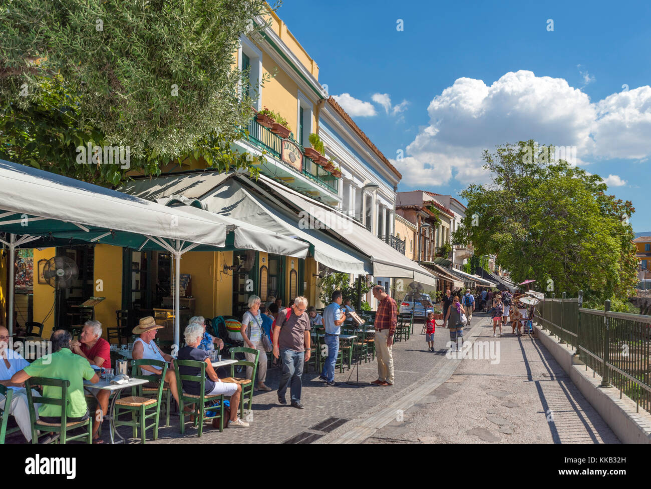 Caffè e taverne al di fuori dell'Antica Agorà su Adrianou Street, quartiere di Monastiraki, Atene, Grecia Foto Stock