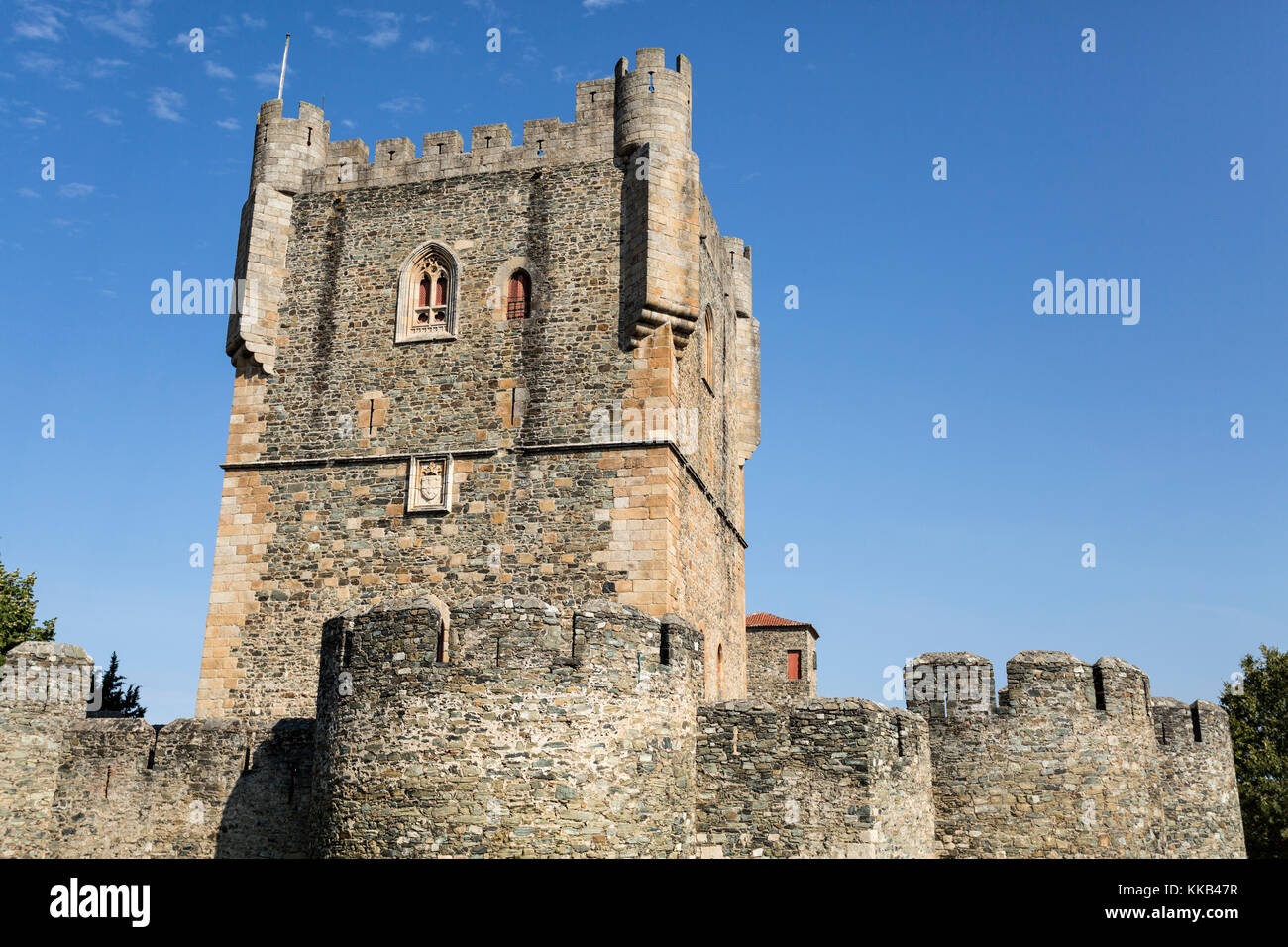 Il castello di Braganca è un fiero monumento di epoca medievale origine situato nel centro storico di Braganca, Portogallo Foto Stock