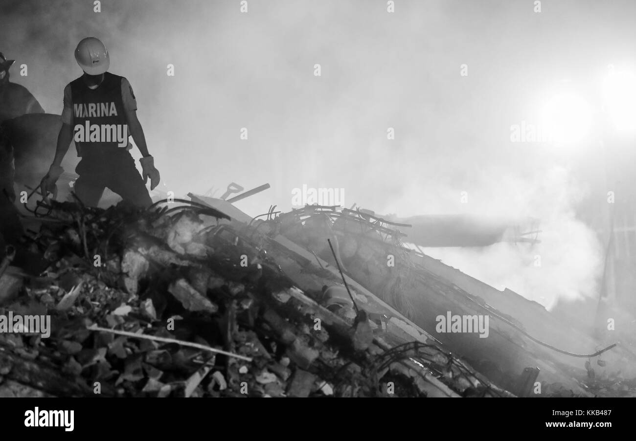 Terremoto Messico 2017. Centinaia di migliaia di messicani hanno lavorato sugli aiuti umanitari per giorni e notti e la mattina presto e quasi senza riposo in Città del Messico in un tentativo di salvataggio persone viventi che sono stati intrappolati sotto tonnellate di ferro, cemento e altri detriti da edifici crollati dopo un terremoto di 7,1 gradi si è verificato il 19 settembre 2017 che sinistra 345 morti. Nel lavoro di salvataggi posso partecipare l'esercito messicano, della marina militare, vigili del fuoco, polizia federale, salvataggio cani. Questo terremoto è considerata la più terribile tragedia del popolo messicano causata da un fenomeno naturale di messico Foto Stock