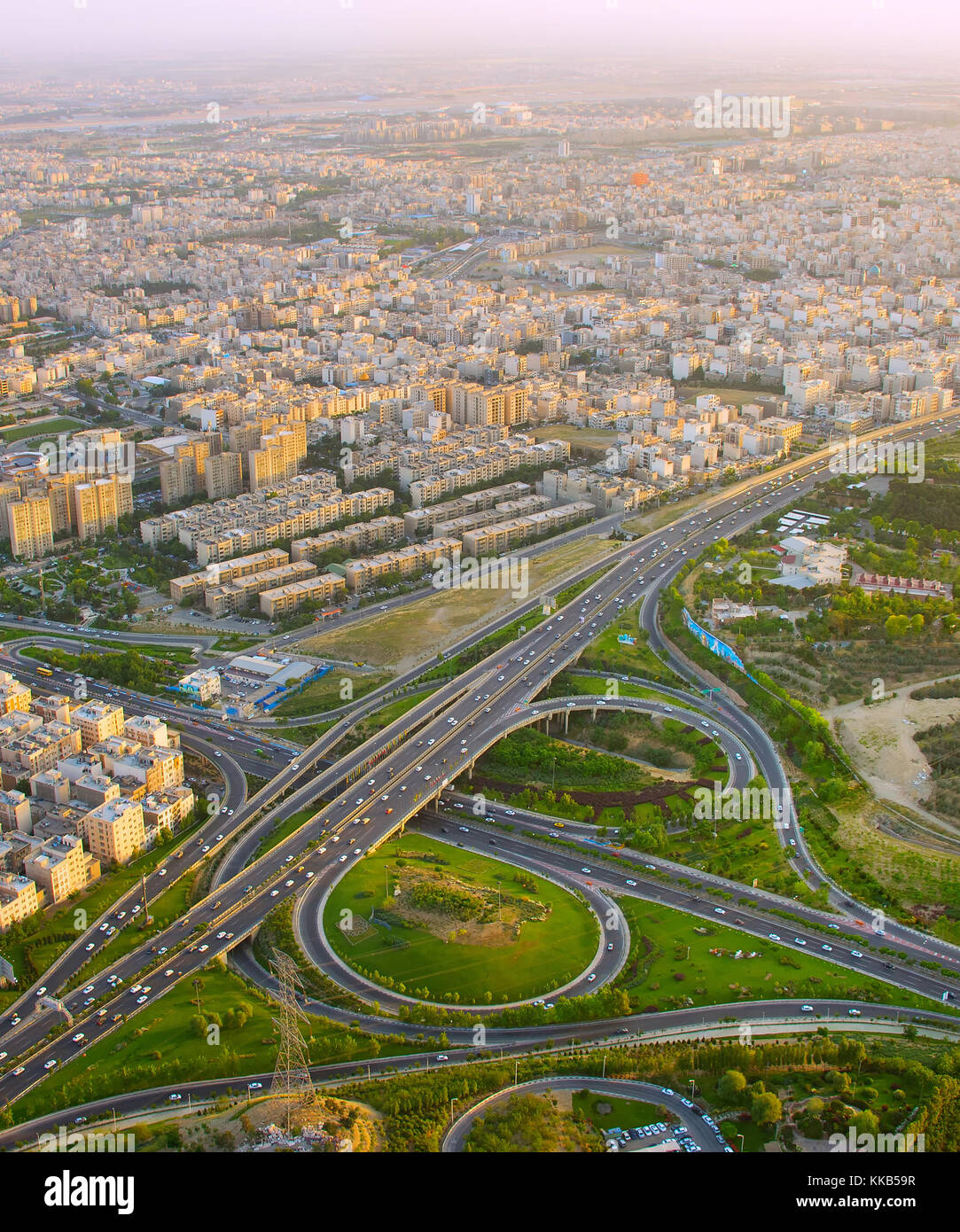 Vista aerea di una strada sopraelevata a Tehran, Iran. Foto Stock