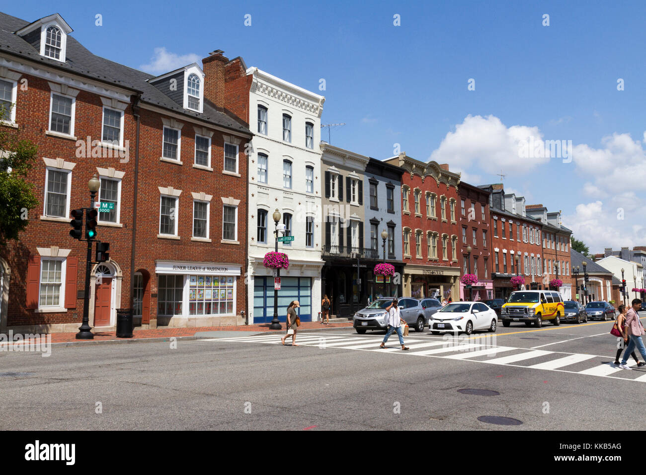 Vista generale lungo M St NW nello storico quartiere di Georgetown, Washington DC, Stati Uniti. Foto Stock