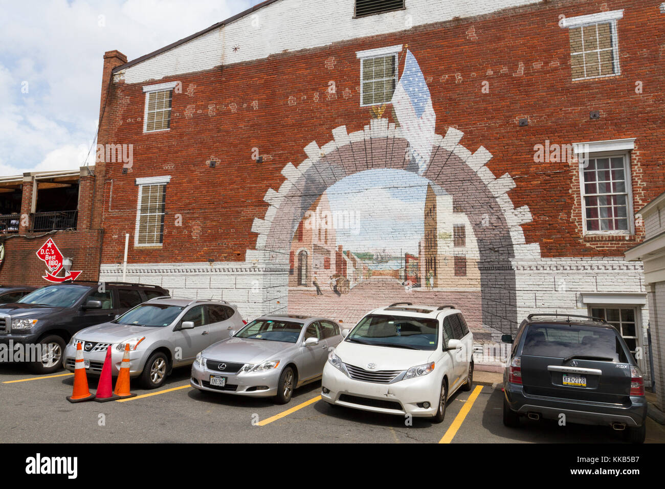 Un bellissimo murale su un muro di mattoni di un parcheggio all'aperto nello storico quartiere di Georgetown, Washington DC, Stati Uniti. Foto Stock