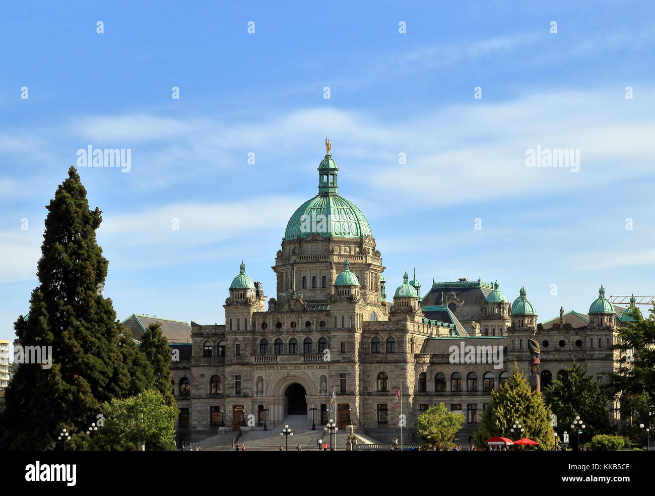 Victoria, Canada. persone godetevi la giornata soleggiata di fronte all assemblea legislativa. Foto Stock