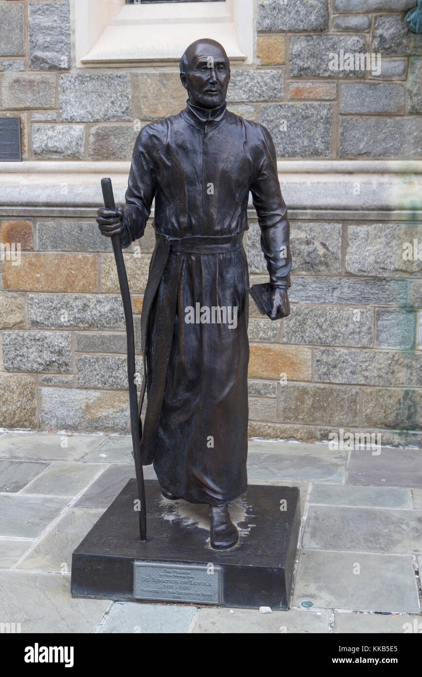 Statua di San Ignazio di Loyola statua nel campus principale della Georgetown University di Washington DC, Stati Uniti. Foto Stock