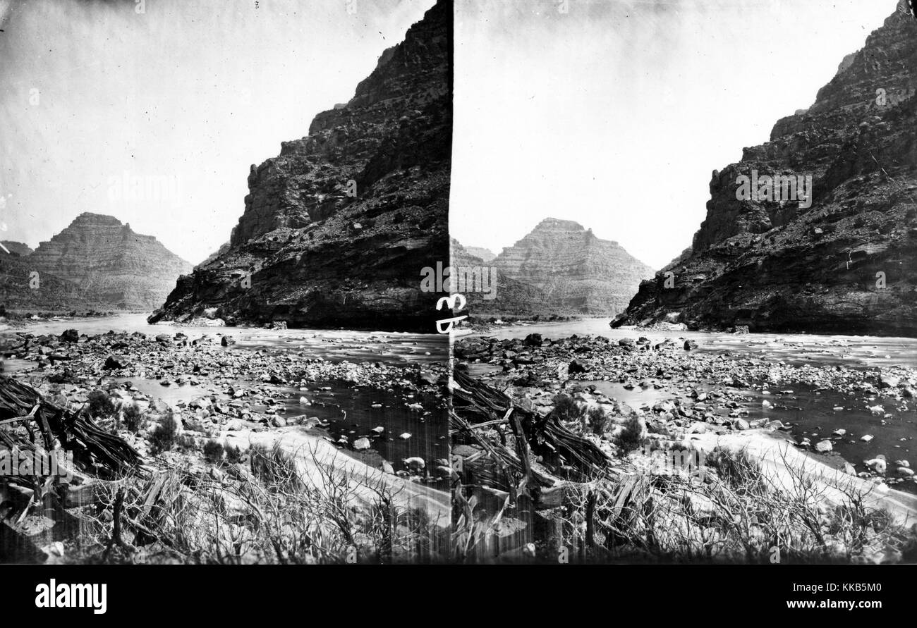 Stereografia del verde fiume che scorre attraverso il Canyon di desolazione, Utah, 1875. Immagine cortesia USGS. Foto Stock
