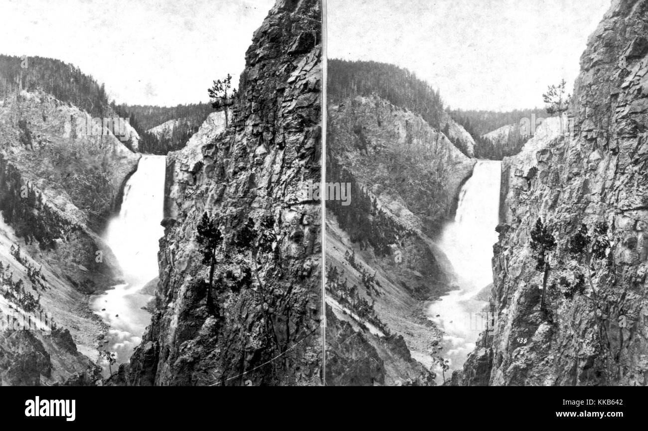 Stereografia delle Cascate Inferiori di Yellowstone River, il Parco Nazionale di Yellowstone, Wyoming 1871. Immagine cortesia USGS. Foto Stock