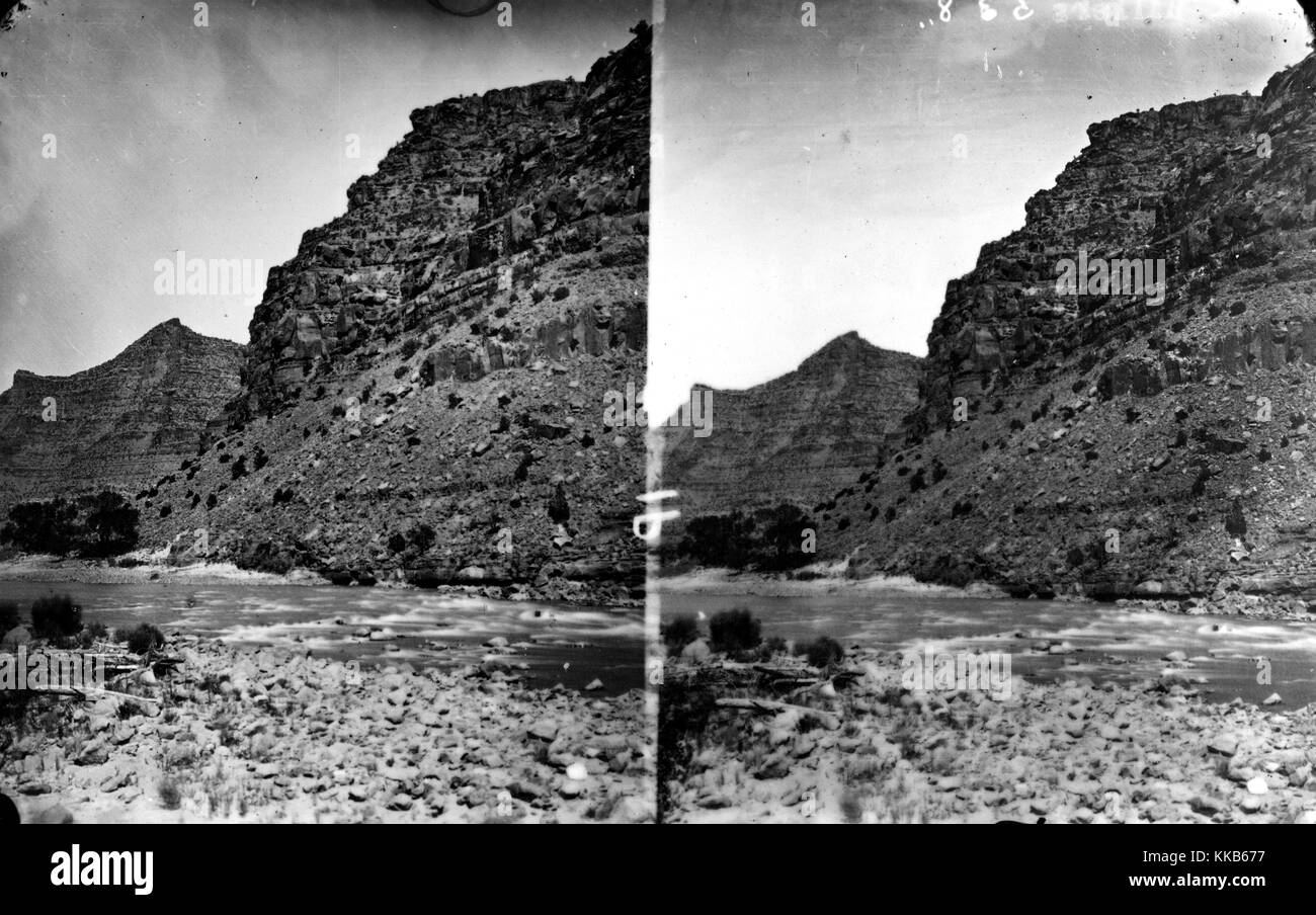 Una stereografia del verde fiume che scorre attraverso il Canyon di desolazione, Utah, 1875. Immagine cortesia USGS. Foto Stock