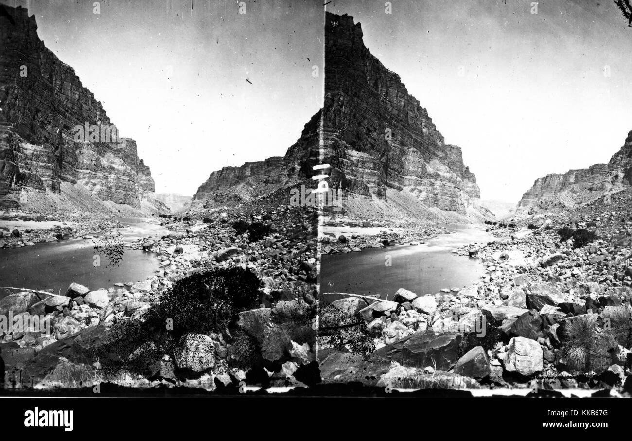 Una stereografia del verde fiume che scorre attraverso il Canyon di desolazione, Utah, 1875. Immagine cortesia USGS. Foto Stock