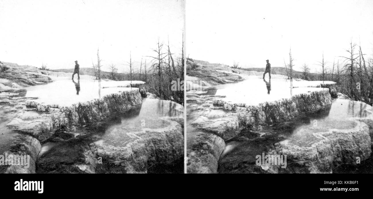 Stereografo dei bacini delle sorgenti termali del fiume Gardner, Parco Nazionale di Yellowstone, Wyoming. Immagine gentilmente concessa da USGS. 1871. Foto Stock