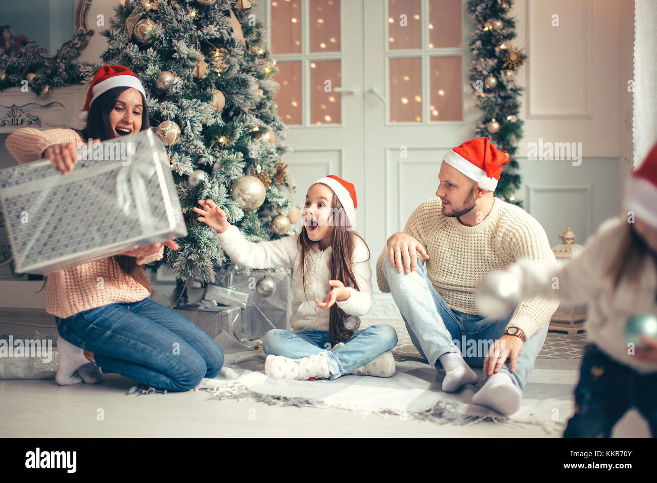 Regali Di Natale Per Genitori.I Genitori Con Bambina Sorpreso I Regali Di Natale Per Il Nuovo Anno Foto Stock Alamy
