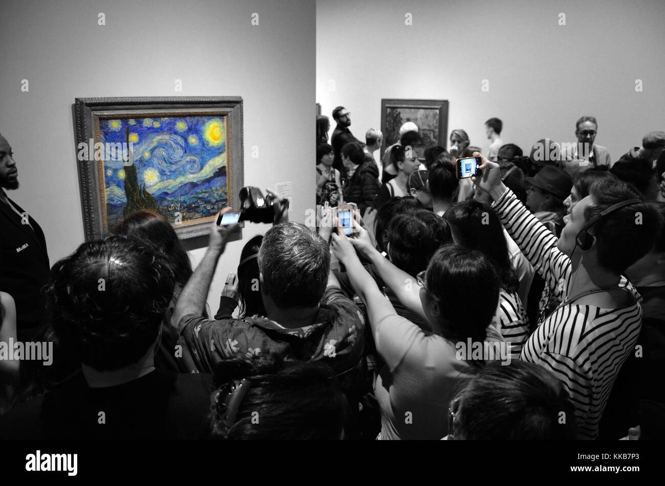 Le persone che hanno preso le fotografie della "Notte stellata" di Vincent Van Gogh al MoMA di New York City Foto Stock